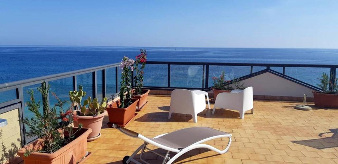 Il Cantone Del Faro Giardini Naxos Dış mekan fotoğraf